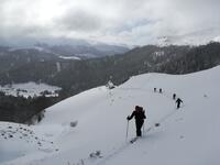 le vent a amené de grosses accumulations de neige et c'est avec prudence que nous traversons les premiers talweggs le vent a amené de grosses accumulations de neige et c'est avec prudence que nous traversons les premiers talweggs