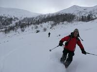 Alain, à l'aise, affiche un large sourire Alain, à l'aise, affiche un large sourire